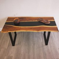Akazienholz Epoxy Tisch Live Edge Couchtisch, Schwarze Harzeinlage von IndianArtistArt