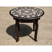 Runder Couchtisch, Schwarzer Marmor-Tisch Mit Ergänzendem Holzständer, Kleiner Beistelltisch, Marmor-Mitteltisch, Perlmutt Design Tischplatte von IndianArtistArt