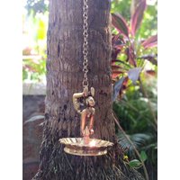 Majestätisch Messing Yogasana Dame Lampe in Vrishchikasana Haltung. L 107 cm X Dia 18 cm, Vintage Wohnkultur, Handgefertigt, Hängende Messingöllampe von IndianCollective