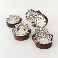 Set Von 4 Handgefertigten Hamsa Teelichthaltern Aus Holz - Die Glückliche Hand & Symbol Des Glücks, L 10 cm X B Ht 2 cm, Teelichthalter von IndianCollective