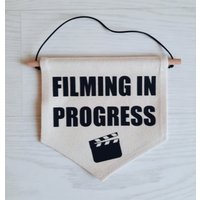 Wandbehang - Leinwandbanner Film in Progress Wimpel Fahne Home Decor Leinen Flagge Geschenk Filmliebhaber von IndieAndEdenHome