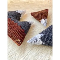 Berg Kissen Set X Handgemachte Häkeln Plüsch Dekokissen Adventure Room Decor Hike Nature Gift Adirondack Mountains High Peaks von IndieFiberart