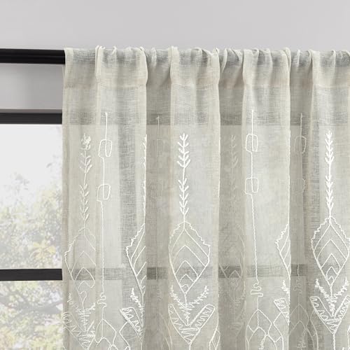 Indigo Road by Egypt Sherrod Palo Global Stickerei-Vorhang, halbtransparent, 127 x 243,8 cm, Naturfarben, 1 Stück Indigo Road by Egypt Sherrod Palo Global Stickerei-Vorhang, halbtransparent, 127 x 243,8 cm, Naturfarben, 1 Stück von Indigo Road by Egypt Sherrod
