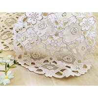 Sehr Hübsches Weißes Vintages Besticktes Tüll- & Cutwork-Spitzendeckchen - Schminktischdeckchen Mat von IndigoRoseandCo