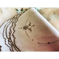 Schönes Einfaches Vintage 10In Naturleinen Hand Besticktes Madeira Deckchen/Tischset - Ösen von IndigoRoseandCo
