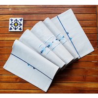 Tischläufer Aus Beigefarbener Baumwolle Bestickt Mit Blauen Dreiecken von Indigostep