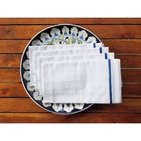Weiße Baumwollservietten Bestickt Mit Blauem Rand - 4Er Set von Indigostep