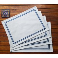 Weiße Tischsets Aus Baumwolle Bestickt Mit Einer Blauen Borte - 4Er Set von Indigostep