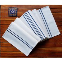 Weißer Tischläufer Aus Baumwolle Bestickt Mit Blauen Vertikalen Linien von Indigostep