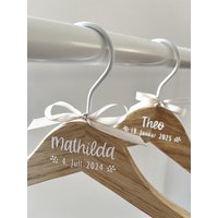 Personalisierter Babykleiderbügel - Datum | Geschenk Zur Geburt Oder Taufe Baby Kleiderbügel Holz Personalisierter Babykleiderbügel - Datum | Geschenk Zur Geburt Oder Taufe Baby Kleiderbügel Holz von Individuellchen