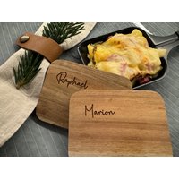 Raclette-Brettchen, Raclette-Untersetzer Personalisiert Auf Akazienholz, Pfännchen-Untersetzer Als Gastgeschenk, Mitbringsel Zu Silvester von Indiwiedual