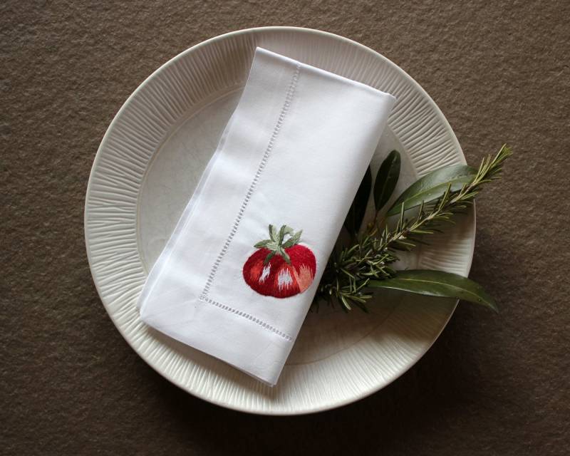 Indradanush Stoffserviette 4er Set Stoffservietten Baumwolle 40x40 cm Tomate bestickt Serviette, (Set, 4 St., 4er Set), nachhaltig, handbestickt, mit Hohlsaum von Indradanush