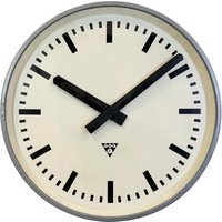 Riesige Graue Industrie-Fabrik-Wanduhr Von Pragotron, 1960Er Jahre von IndustrialAntik