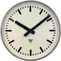 Riesige Graue Industrie-Fabrik-Wanduhr Von Pragotron, 1960Er Jahre Riesige Graue Industrie-Fabrik-Wanduhr Von Pragotron, 1960Er Jahre von IndustrialAntik