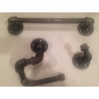 Industrielle Badezimmer-Set - Schwarze Seöhre Mit Toilettenpapierhalter, Bademantel Haken Und 12, 14", Oder 20" Handtuchhalter von IndustrialDecorStyle