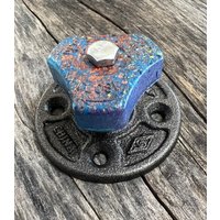 Industrieller Pfeifen-Wandhaken Und/Oder Gardinen-Krawattenrücken Mit Blau Mehrfarbigem Wasserhahngriff von IndustrialDecorStyle