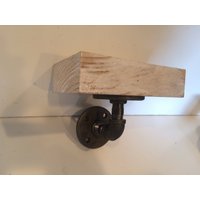 Weiß Gewaschenes Scheunenholz-Regal, Industrielles Rohr, Rustikales Bauernhausdekor Weiß Gewaschenes Scheunenholz-Regal, Industrielles Rohr, Rustikales Bauernhausdekor von IndustrialDecorStyle