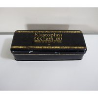 Jahrgang, 1960, Elastoplast, Ärzte, Set, Zinn, Sammlerstück, Retro, Display, Geschenk, Steampunk, Diesel, Stütze, Vater, Ehemann, Bruder Jahrgang, 1960, Elastoplast, Ärzte, Set, Zinn, Sammlerstück, Retro, Display, Geschenk, Steampunk, Diesel, Stütze, Vater, Ehemann, Bruder von IndustriousImaginare