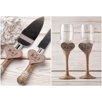 Toastgläser Flöten Rustikales Kuchen-Servierset Personalisiert Messer Set Hochzeit Champagner Personalisierte Gläser Rustikale Mr & Mrs Toastgläser Flöten Rustikales Kuchen-Servierset Personalisiert Messer Set Hochzeit Champagner Personalisierte Gläser Rustikale Mr & Mrs von InesesWeddingGallery
