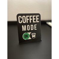 Kaffee Modus Ein/Aus | Schreibtischschild Liebe Büro & Home Office Liebhaber Arbeitsplatz Kaffee Modus Ein/Aus | Schreibtischschild Liebe Büro & Home Office Liebhaber Arbeitsplatz von InfinityLayers3D