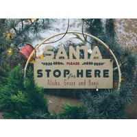 Santa Please Stop Here Weihnachten Fensterschild Weihnachtsdekoration Santa Please Stop Here Weihnachten Fensterschild Weihnachtsdekoration von InfluentUK