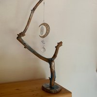 Windspiel Für Fensterbank Aus Kiefernast Mit Metallmond, Raumdekoration, Gartendekoration, Mobile, Holzmobile, Unikat von IngesHolzZauber