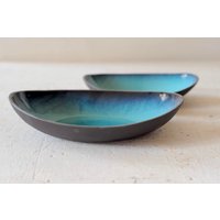 Keramik Ovale Schalen Set Von 2 Verschiedenen Größe in Blau Und Schwarz von IngridDebardCeramics