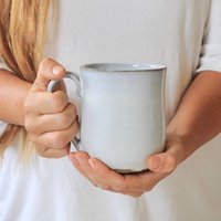 Keramik Rustikale Weiße Tasse 20 Unzen, Us Ddp von IngridDebardCeramics