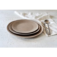 Keramik Teller Set, 3 Stück Grau von IngridDebardCeramics