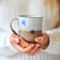 Keramiktasse Mit Blauen Blumen von IngridDebardCeramics