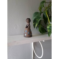Mid Century, Retro Keramik Kleine Mädchen Figur, Dame Knospe Vase Aus Schweden von Ingsretrothings