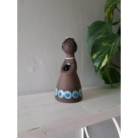 Mid Century, Retro Keramik Kleine Mädchen Figur, Dame Knospe Vase Aus Schweden von Ingsretrothings