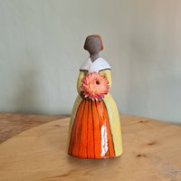 Mid Century, Retro Keramik Mädchen Figur, Dame Knospe Vase Aus Jie, Schweden von Ingsretrothings