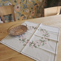Wunderschöne Bestickte Tischdecke in Leinen Aus Schweden von Ingsvintage