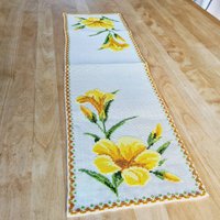 Wunderschöner Retro 70 X 20 cm Floraler Kreuzstich/Bestickter Tischläufer in Wollweißem Leinen Aus Schweden von Ingsvintage