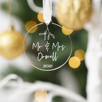 Personalisierte Erste Weihnachten Als Mr Und Mrs Christbaumkugel, Frisch Verheiratet Ornament 2023 Paare Weihnachtsschmuck Geschenk von InkEtch