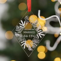 Personalisierte Erste Weihnachten Verheiratet Ornament 2023 Paare Weihnachtsschmuck Mr Und Mrs Geschenk Erste Als Bauble Jungvermählten von InkEtch