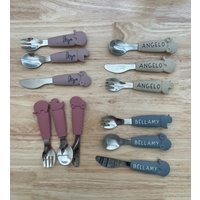 Personalisiertes Silikon-Besteck-Set, Löffel, Gabel Und Messer, Individuelle Namensgravur, Baby-Geschenk Für Baby-Jungen Mädchen von InkValleyDesigns