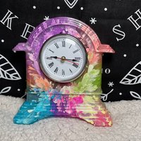 Regenbogen Uhr von InkedResinByLC