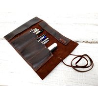 Handgefertigte Leder Werkzeugrolle Personalisierter Künstler Pinsel, Federmäppchen Handgefertigte Leder Werkzeugrolle Personalisierter Künstler Pinsel, Federmäppchen von InkitLeather