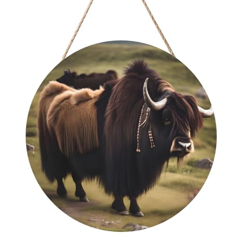 Mighty Highland Yak Runde Holzplattenmalerei 12 Zoll Exquisite Kunstwerke, umweltfreundliches Holz, eine elegante Wahl für Heimdekoration. von Inkmhztk