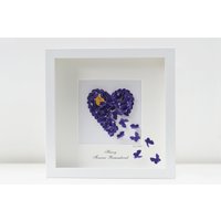 Für Immer Erinnerte Sich Handgemachte Gerahmte Personalisierte Lila Schmetterlings-Herz-Denkmalkunstwerk, Wahl Der Schmetterlingsfarben von InkywoolButterflyArt