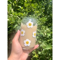 Smiley Daisy Wiederverwendbare Glastasse | Eiskaffee Glas Dose Floral Eiskaffeetasse Kaffeetasse Bierglas Gänseblümchen Geschenk von InnavationsCo