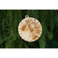 Personalisierte Weihnachtsverzierung - Eingravierte Bildverzierung Holzfotoverzierung Einseitige Hölzerne Hochzeitsverzierung Personalisierte Weihnachtsverzierung - Eingravierte Bildverzierung Holzfotoverzierung Einseitige Hölzerne Hochzeitsverzierung von InstaEtchStudio