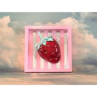 Gestreifte Disco Erdbeere | 3D Spiegel Wandkunst Gerahmte Funky Obst Skulptur Maximalist Pop Art von IntangibleAnimalsArt