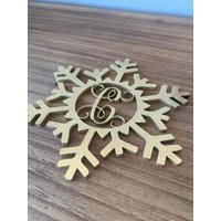 Personalisierter Christbaumschmuck| Personalisiertes Schneeflocken Ornament| Weihnachtsdeko| Weihnachtsbaum Dekor | Holz Ornament Schneeflocke von IntegrityDesignCo