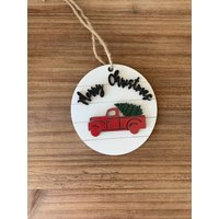 Personalisierter Christbaumschmuck| Roter Lkw Und Baum Weihnachtsschmuck| Weihnachtsdeko| Weihnachtsbaum Dekor | Holz Ornament von IntegrityDesignCo