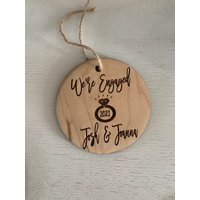 Verlobungsornament | Verlobte Erste Weihnachtskugel Christbaumschmuck Holz Ornament Engagement von IntegrityDesignCo