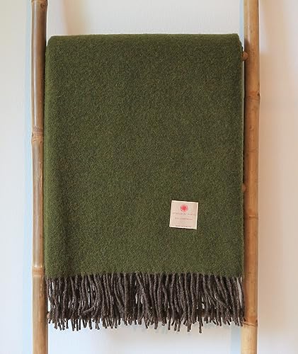 100% Lammwolle Decke olive 140x200cm fein verarbeitet für die Couch, das Sofa oder als Tagesdecke, abgesetzte Rückseite und Fransen, skandinavischer Sti in klassischen Farben (olive grün) von Interior by Hakito