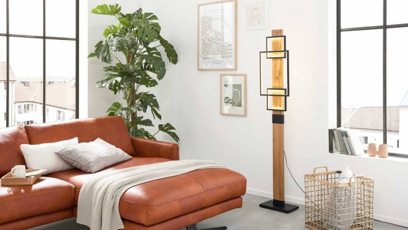 Interliving LED-Stehleuchte IL-9342 in Metall schwarz matt, Holzoptik dunkel von Interliving